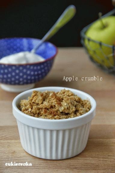 Apple crumble, czyli zapiekane jabłka pod owsiąną kruszonką