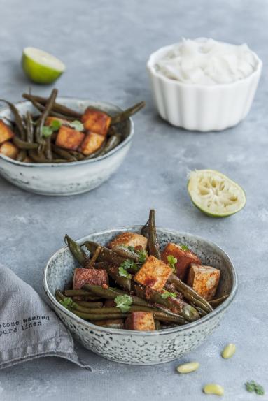 Aromatyczne tofu z zieloną fasolką w sosie