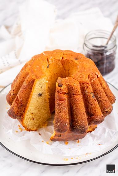 Babka drożdżowa z rodzynkami w rumie