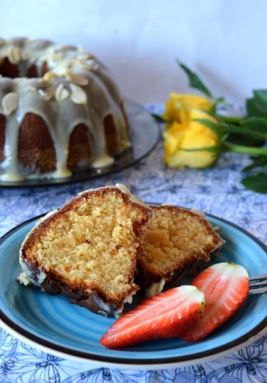 Babka migdałowa z białą czekoladą i pomarańczą