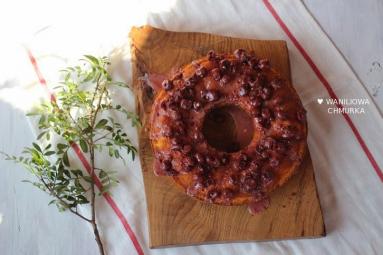 Babka piaskowa z wiśniowym lukrem