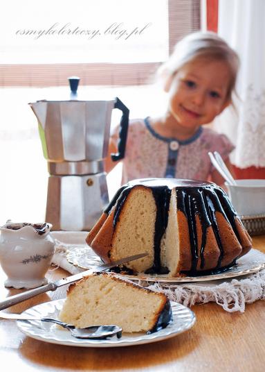 Babka waniliowa w polewie czekoladowej.