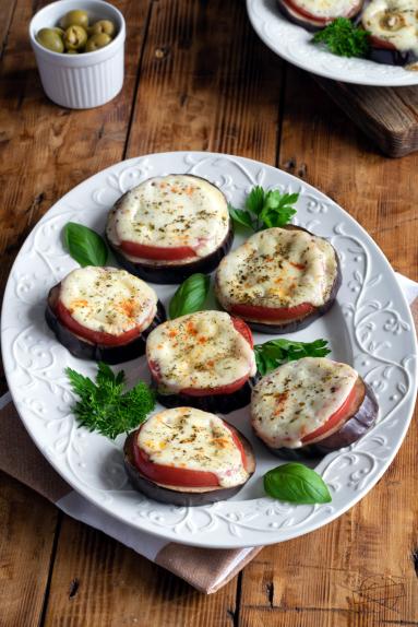 Bakłażan zapiekany z pomidorem i mozzarellą