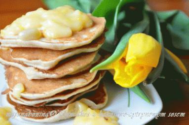 Banana pancakes with lemon coconut curd  