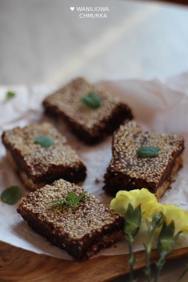 Bezglutenowe brownie z sezamem i masłem orzechowym