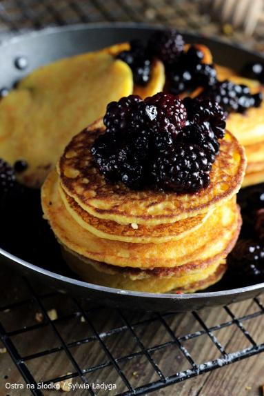 Bezglutenowe pancakes marchewkowe z owocami leśnymi 