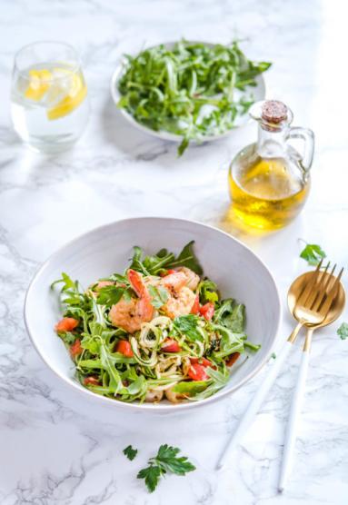 Bezglutenowe spaghetti cukiniowe z krewetkami i cykorią