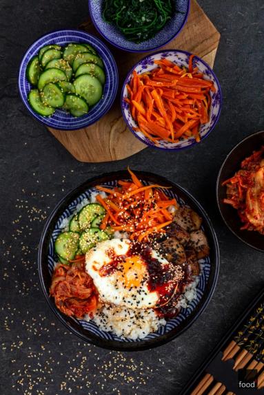 Bibimbap – mieszany ryż z warzywami i jajkiem po koreańsku