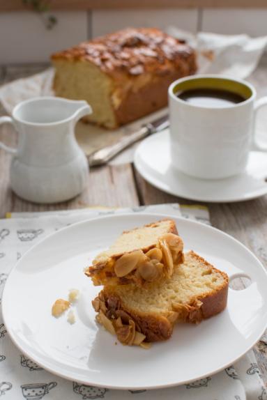 Bienenstich- ciasto drożdżowe z karmelową polewą migdałową