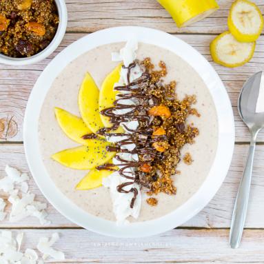 Bowl - kokos &amp; banan z granolą z komosy ryżowej i mango