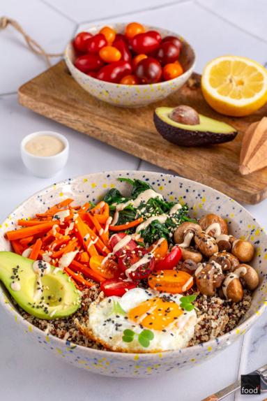 Bowl z quinoa, warzywami, jajkiem sadzonym i sosem tahini