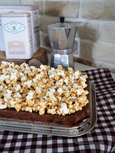 Brownie z popcornem w solonym karmelu