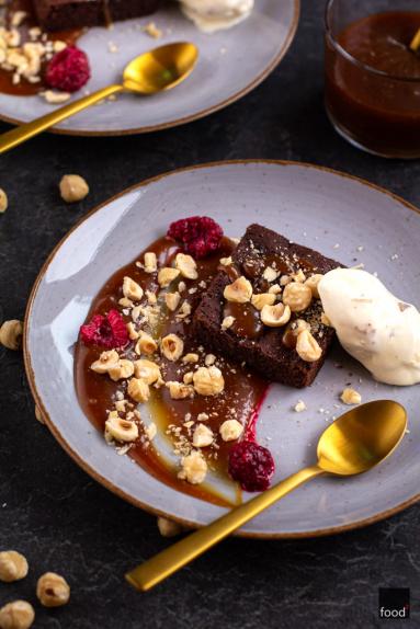 Brownie z solonym karmelem i orzechami laskowymi