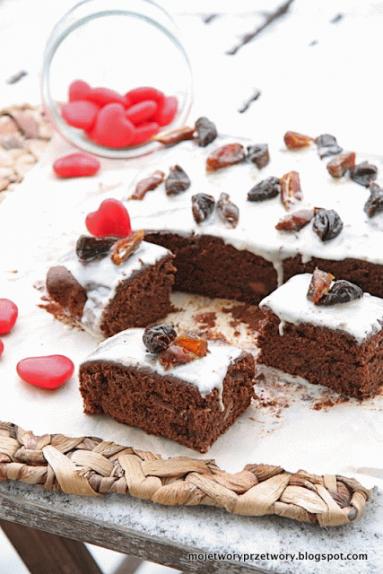 Brownie z suszonymi śliwkami i daktylami