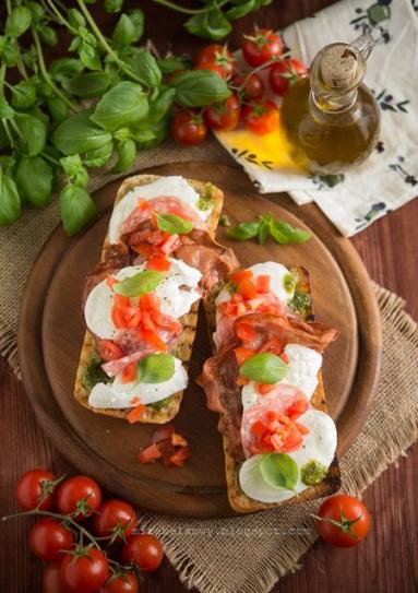 Bruschetta z pesto, mozzarellą i włoską wędliną