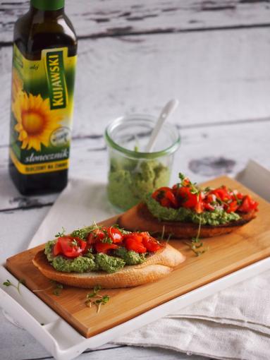 Bruschetta z pesto słonecznikowym i pomidorkami