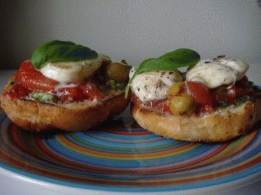 Bruschetta z pomidorami, oliwkami, mozzarellą 