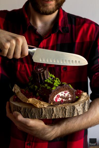 Bûche au chocolat - czekoladowa rolada biszkoptowa z bitą śmietaną i porzeczkami