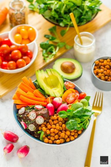 Buddha bowl z boczniakami, prażoną ciecierzycą i sosem z tahini