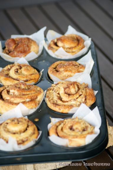 Bułeczki drożdżowe muffinkowe z cynamonem i jabłkami