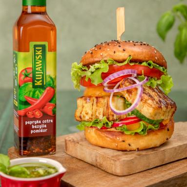 Burger z serem halloumi i pesto na oleju