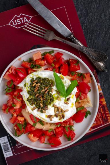 Burrata z szałwiowym pesto i pomidorami