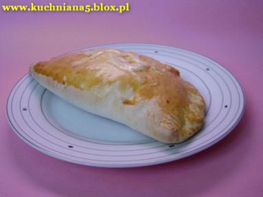 Calzone z pieczarkami i kiełbasą 