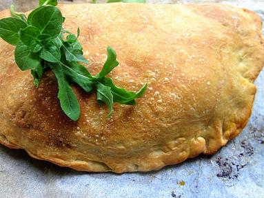 Calzone z szynką i papryką