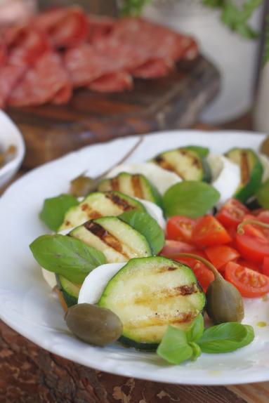 Caprese z grillowaną cukinią