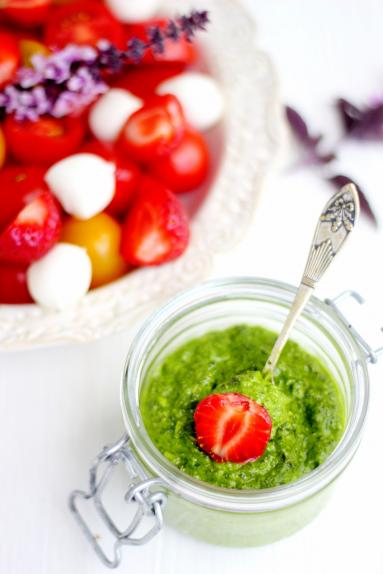 Caprese z truskawkami i  pesto ze szpinaku