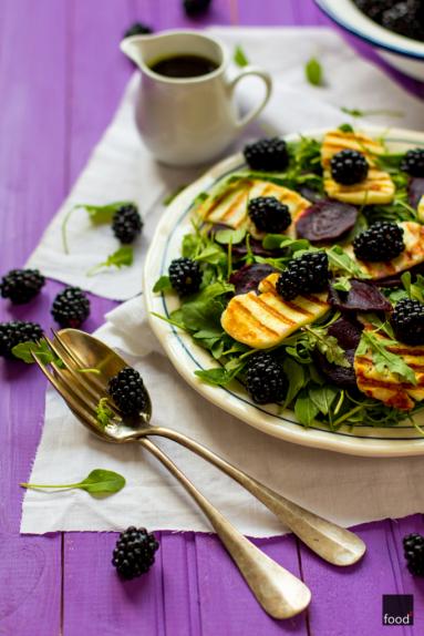 Carpaccio z buraka z jeżynami i grillowanym serem halloumi