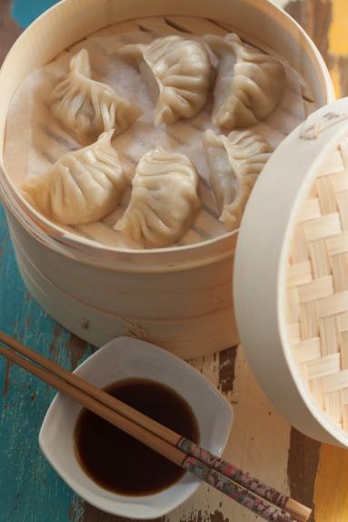 Chińskie pierożki Jiaozi gotowane na parze