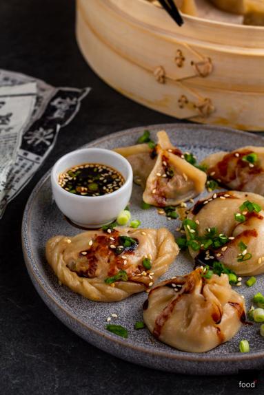 Chińskie pierożki jiaozi z wieprzowiną