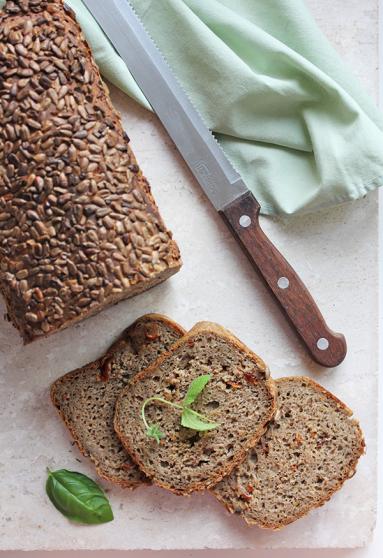 Chleb żytni na zakwasie z pesto i suszonymi pomidorami