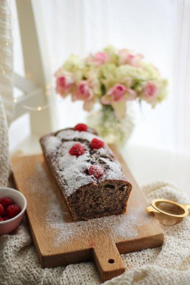 Chlebek bananowy z czekoladą i malinami