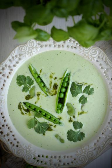 Chłodnik z młodego groszku i bobu z pesto