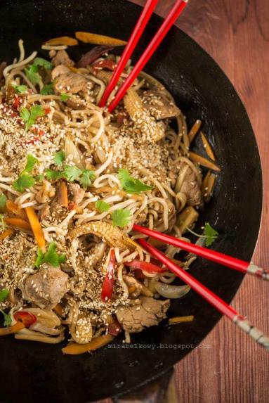 Chow mein z wieprzowiną, warzywami i pędami bambusa