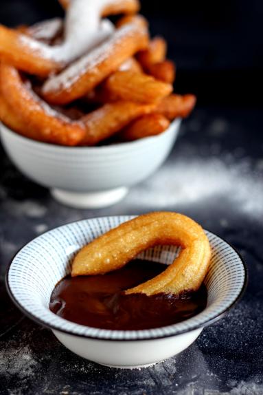 Churros z sosem czekoladowym