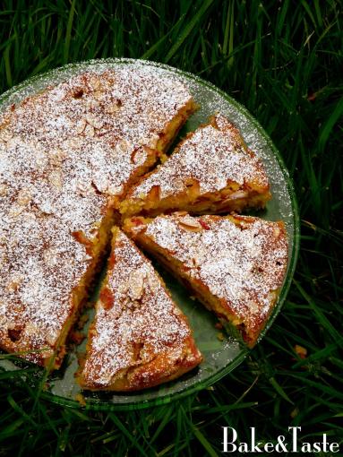 Ciasto pomarańczowe z rabarbarem i migdałami