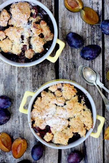 Cobbler z korzennnymi śliwkami