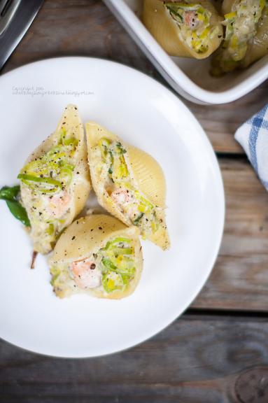 Congichlioni nadziewane łososiem, porem i serem mascarpone (Congichlioni stuffed with fresh salmon, leek and mascarpone cheese).