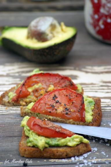 Crostini z avocado i pieczonym pomidorem