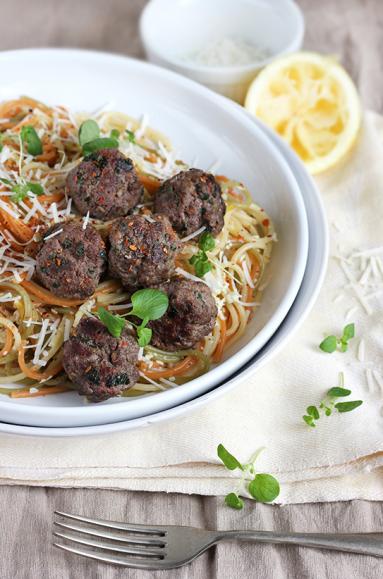 Cytrynowe spaghetti z klopsikami i parmezanem