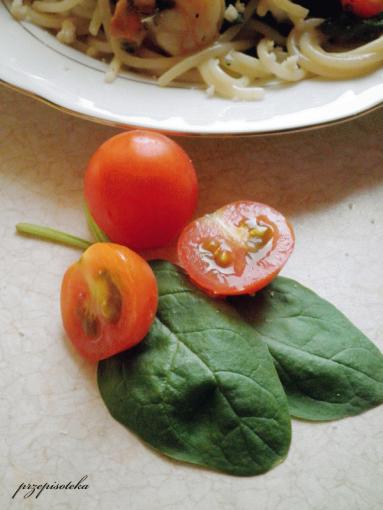 Cytrynowe spaghetti z krewetkami, szpinakiem i pomidorkami