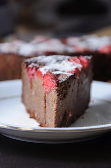 Czekoladowe ciasto jaglane z truskawkami - trochę sernik, trochę brownie :)