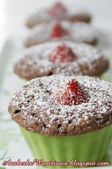 CZEKOLADOWE MUFFINY Z NUTELLĄ I TRUSKAWKAMI