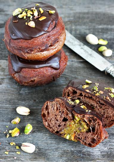 Czekoladowe pączki z kremem pistacjowym