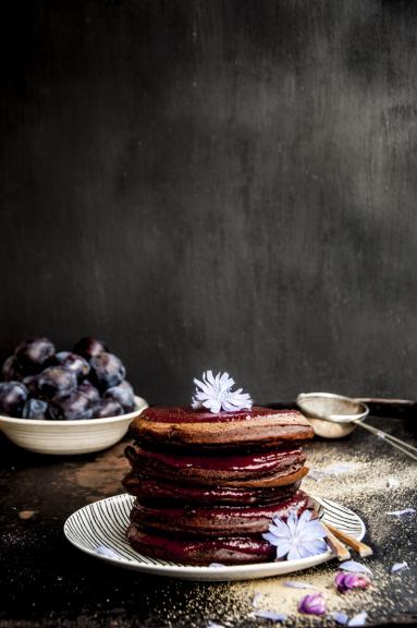 Czekoladowe pancakes z gorącymi śliwkami