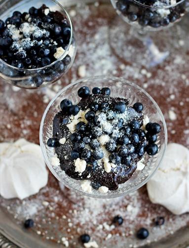 Czekoladowe zabaglione z jagodami i bezą