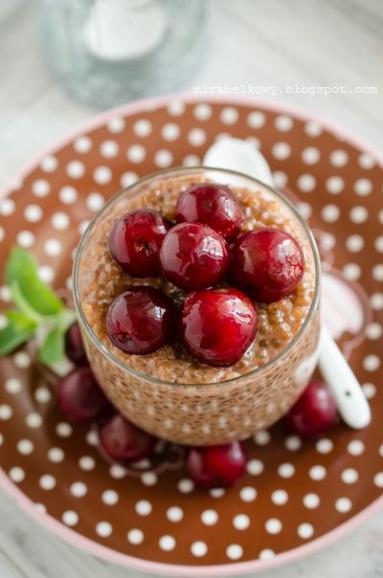 Czekoladowy pudding z tapioki z wiśniami